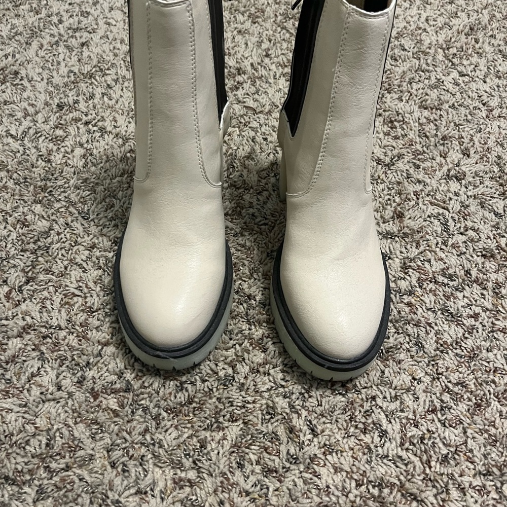 Anastasia boot beige/black  size 7.5